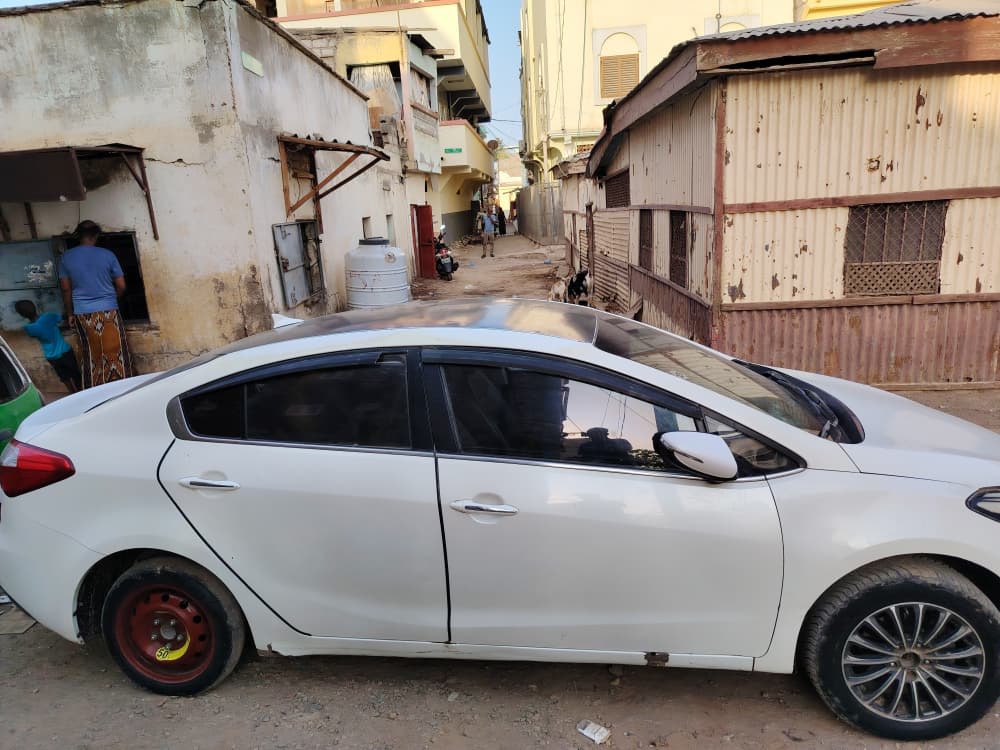 Kia K3 automatique diesel, berline blanche en bon état