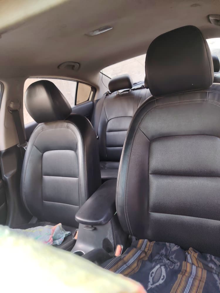Kia K3 automatique diesel, berline blanche en bon état