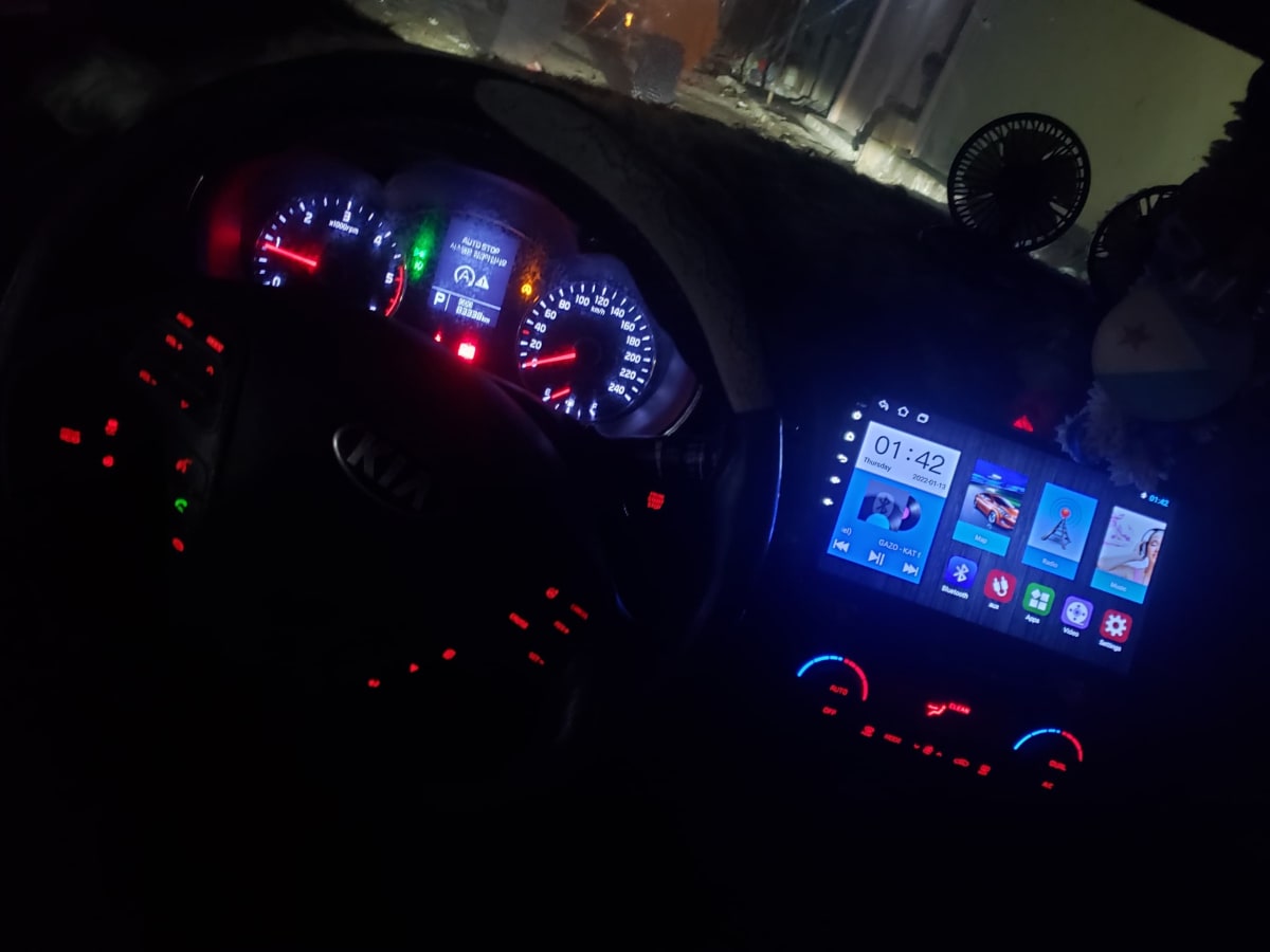 Kia K3 automatique diesel, berline blanche en bon état