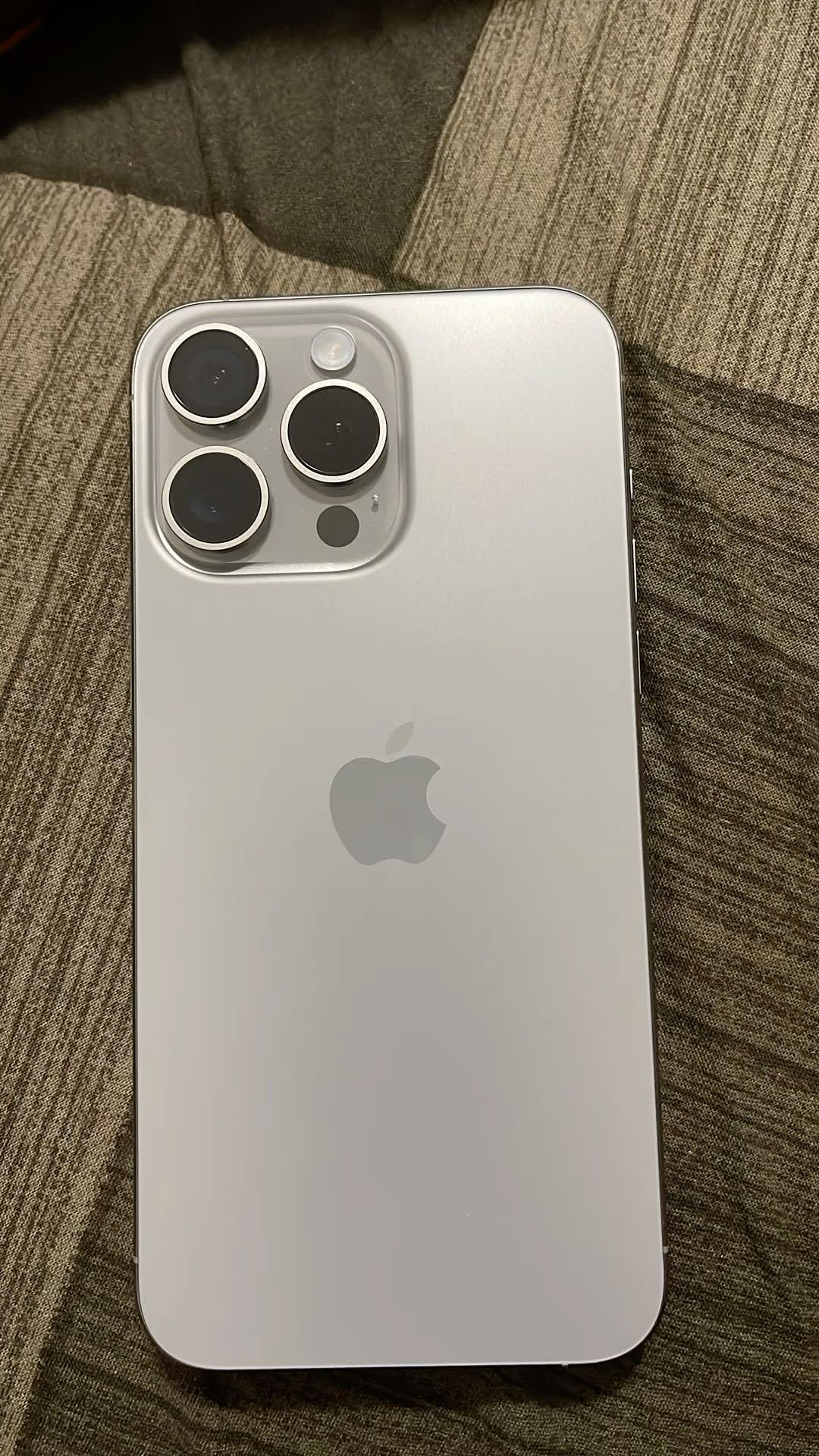 iPhone 15 Pro Max 256 Go blanc, très bon état