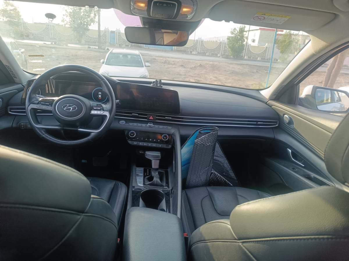 Hyundai Avante 2020 - faible kilométrage, essence hybride