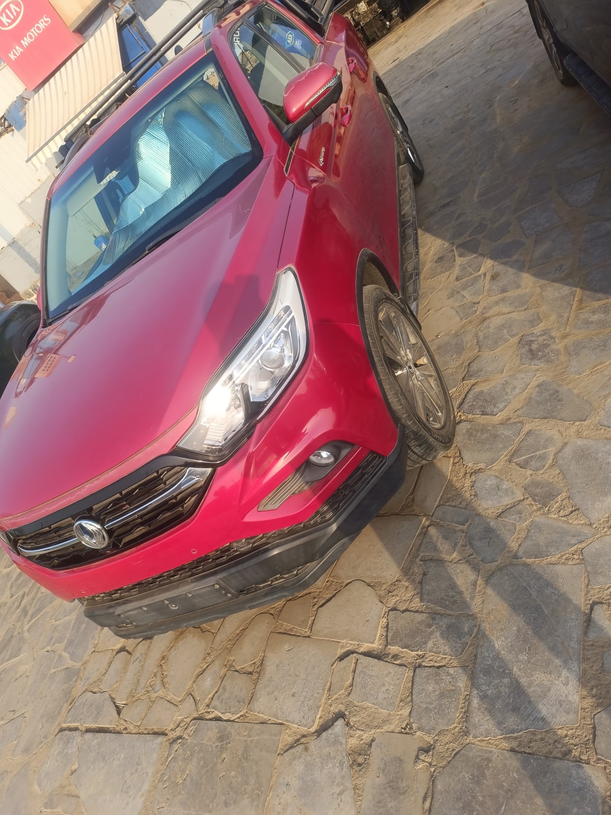 SUV rouge 2018, diesel, 62 000 km, très bon état