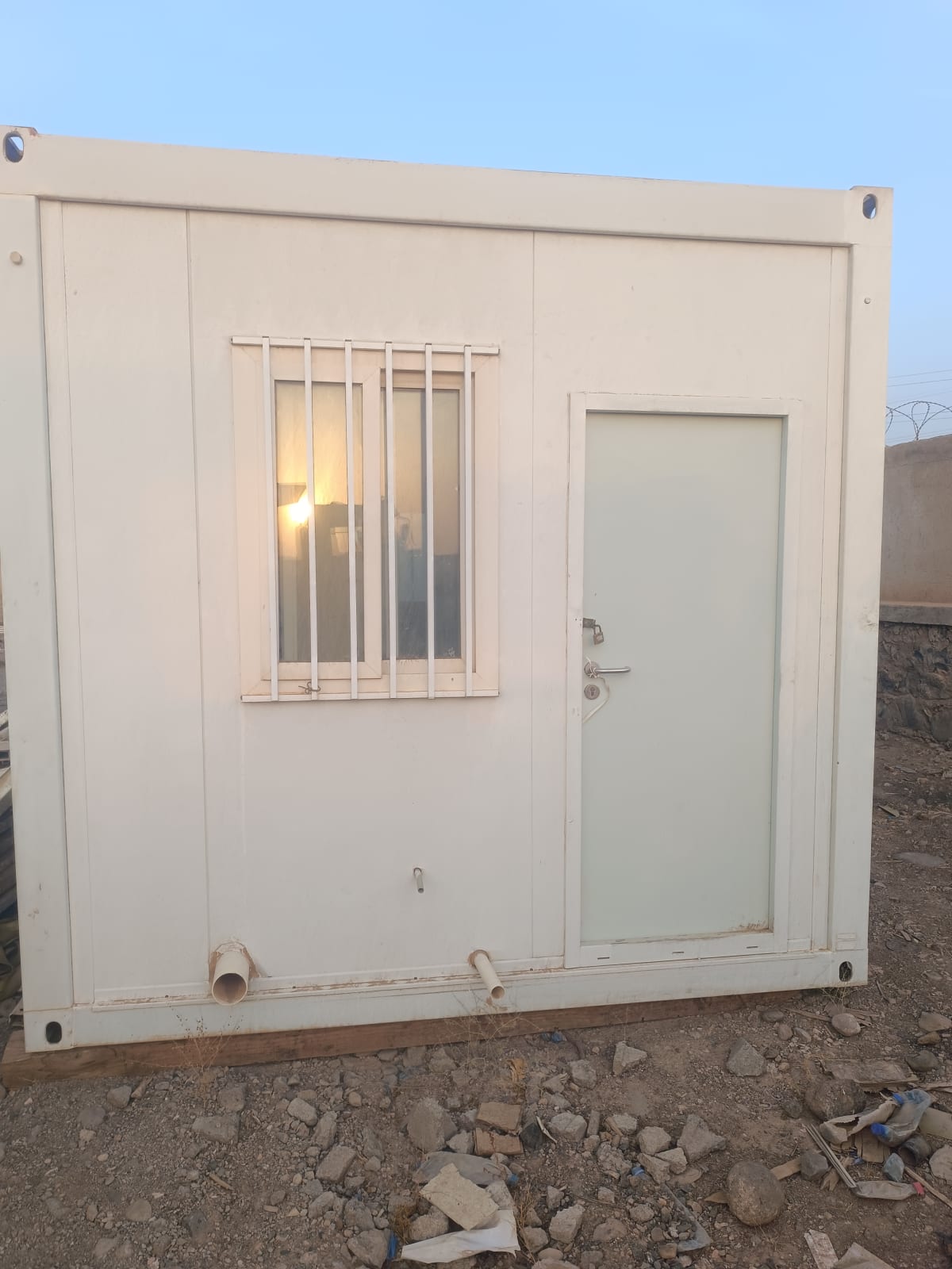 Container aménagé 20 pieds, porte et fenêtre alu
