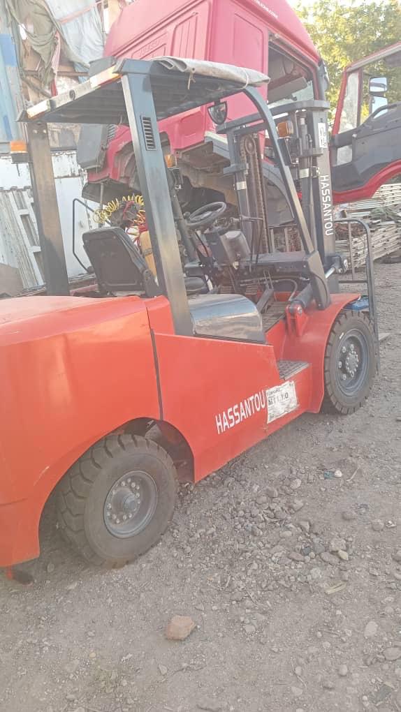 Chariot élévateur Hassantou robuste, idéal chantier
