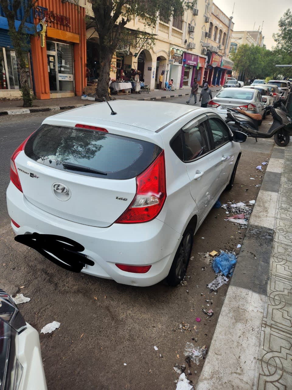 Hyundai Accent blanche, 73 000 km, automatique, diesel