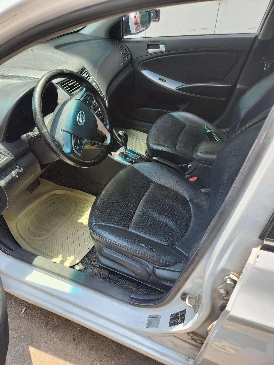 Hyundai Accent blanche, 73 000 km, automatique, diesel