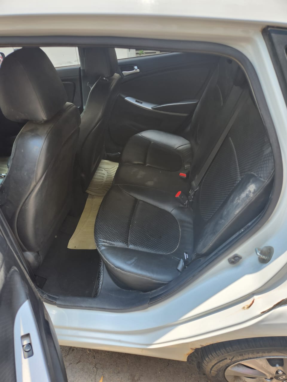 Hyundai Accent blanche, 73 000 km, automatique, diesel