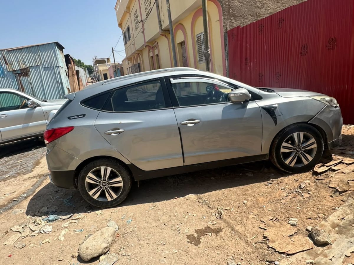 Hyundai Tucson gris, boîte auto, 130 000 km, diesel