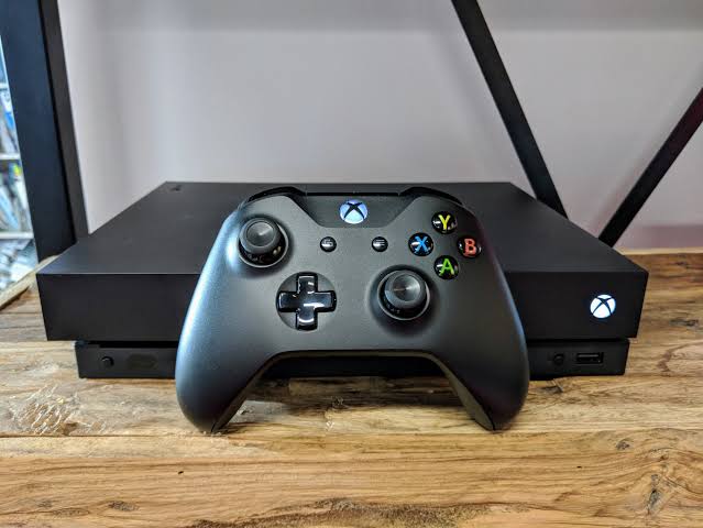 Xbox One X noire avec manette, bon état