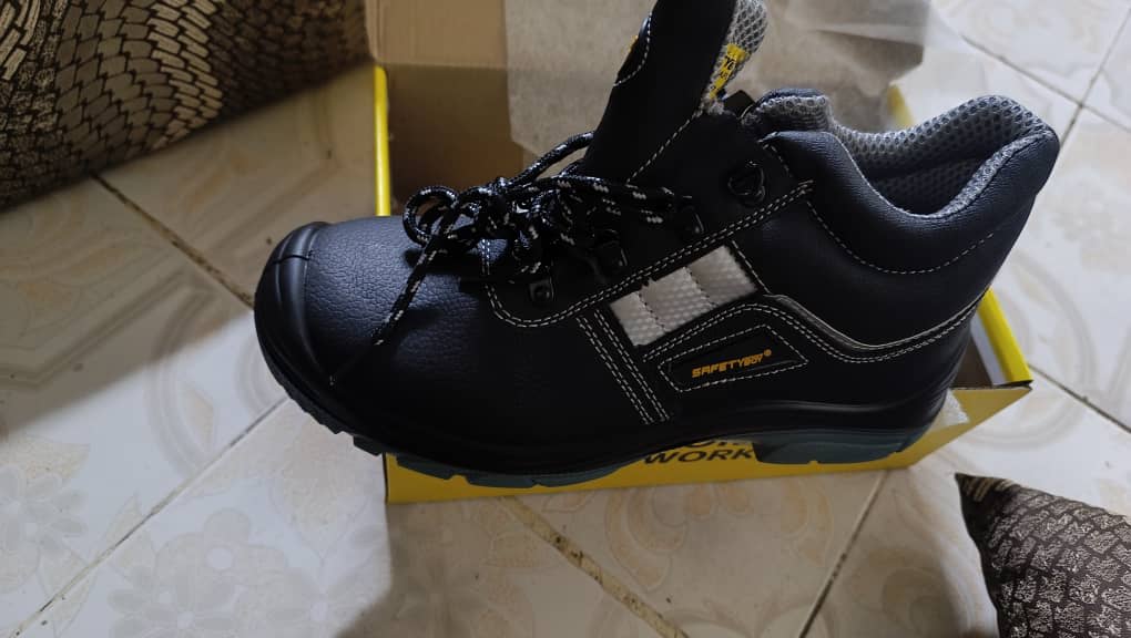 Chaussures de sécurité neuves, montantes et robustes