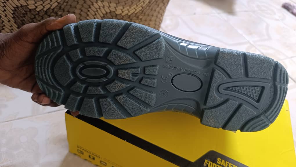 Chaussures de sécurité neuves, montantes et robustes