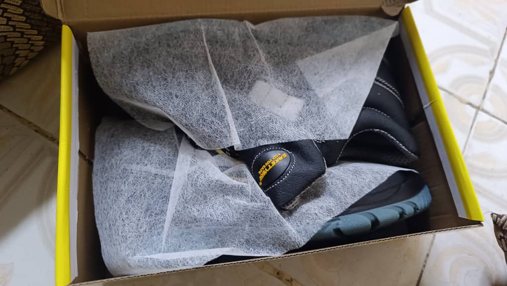 Chaussures de sécurité neuves, montantes et robustes