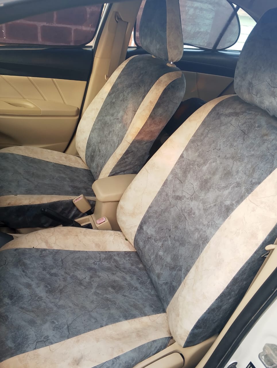 Toyota Yaris blanche automatique, faible kilométrage