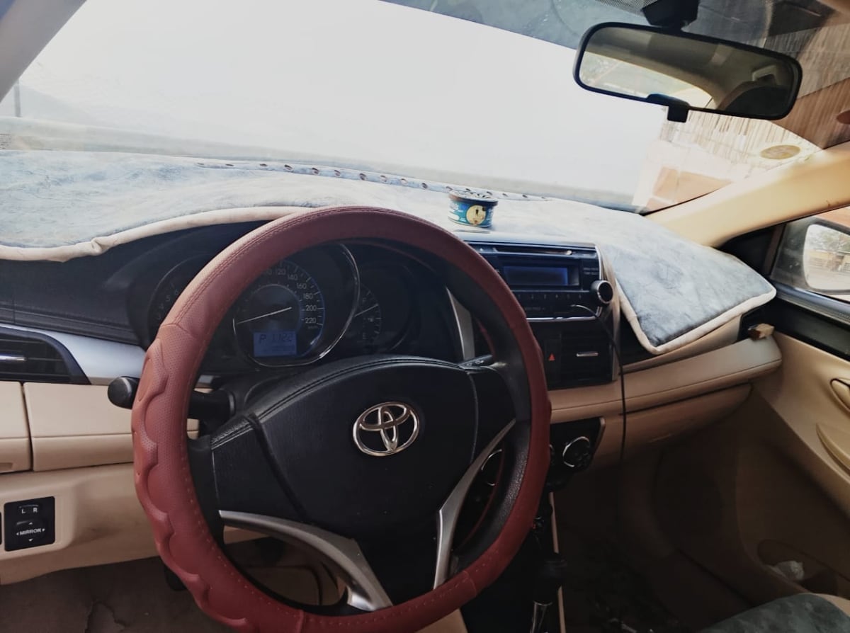 Toyota Yaris blanche automatique, faible kilométrage
