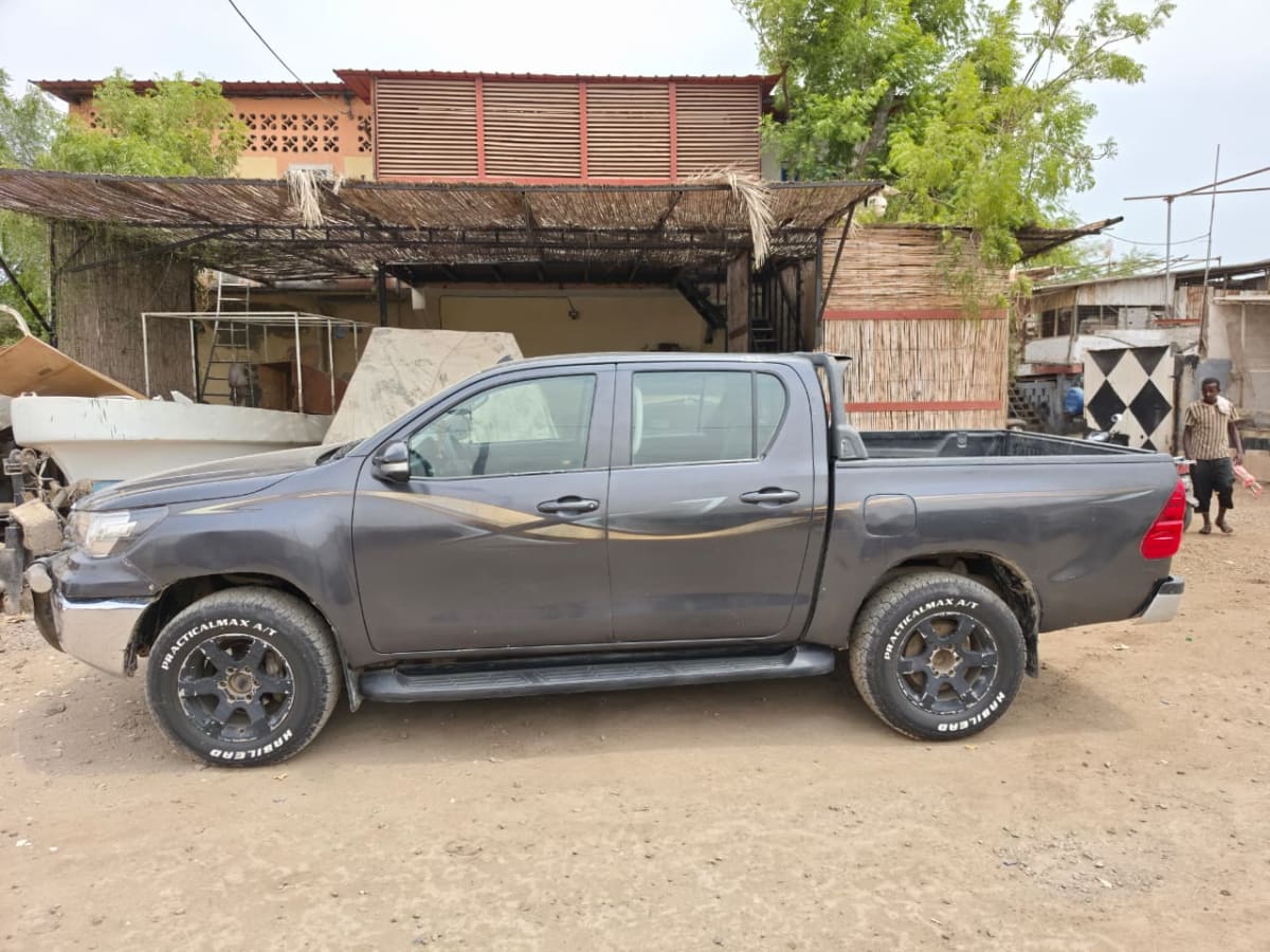 Toyota Hilux double cabine 4x4 - boîte manuelle