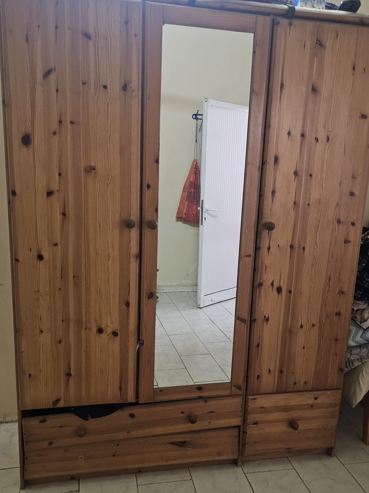 Grande armoire en bois avec miroir central