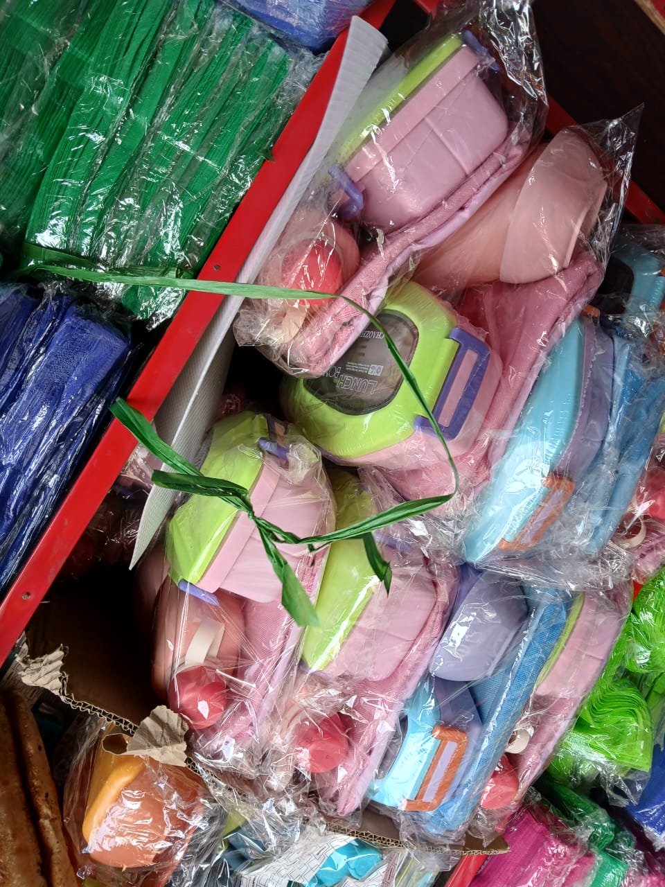 Lunch box et sacs à dos pour enfants, coloris variés
