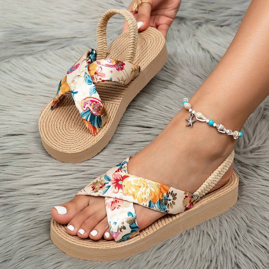 Sandales compensées tressées à motifs floraux