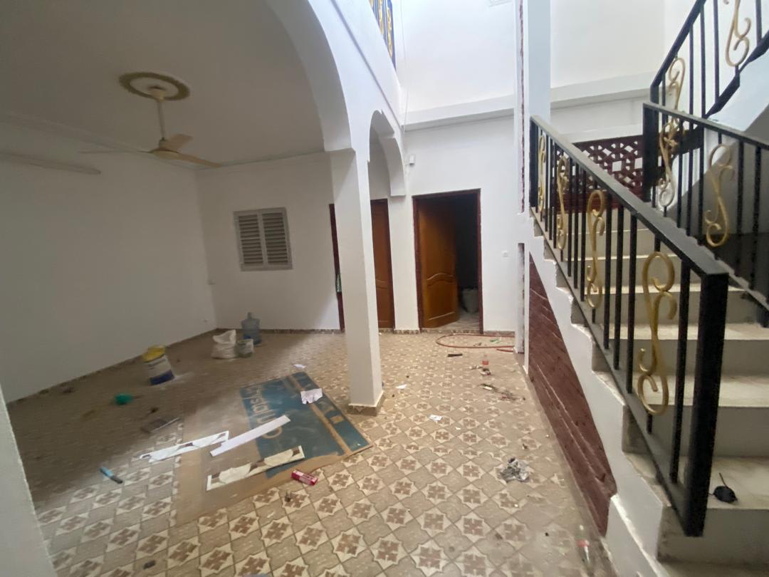 Belle maison à étages à louer à Barwaqo
