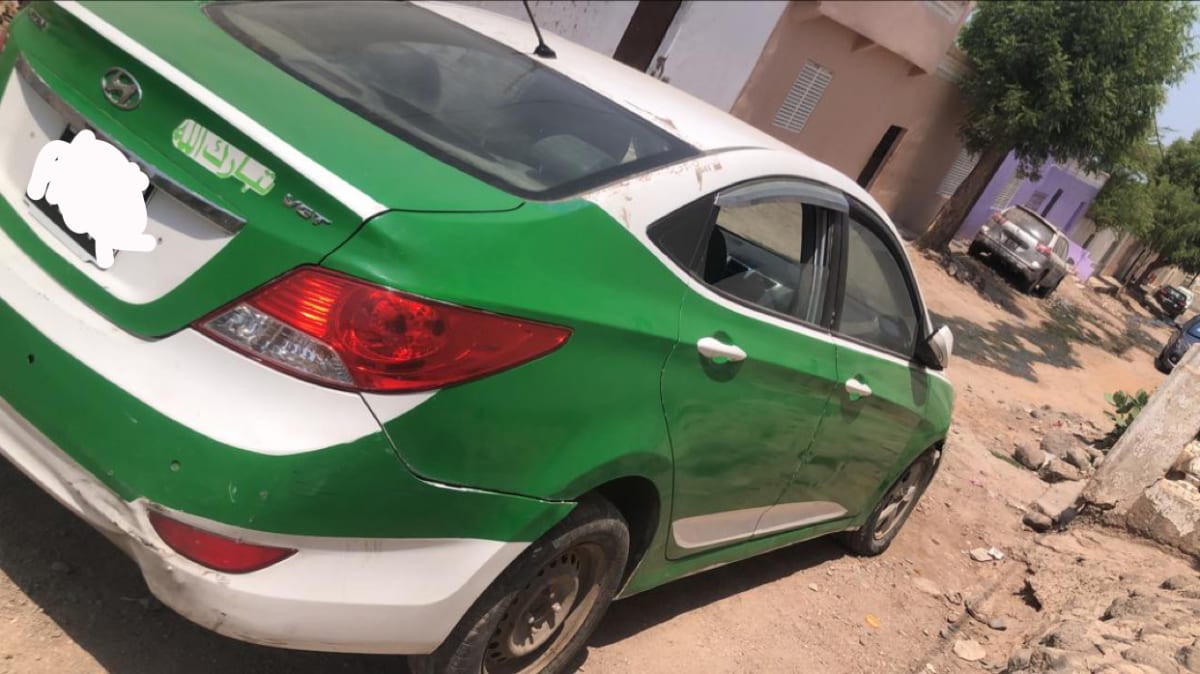 Hyundai Accent taxi bicolore vert et blanc à saisir