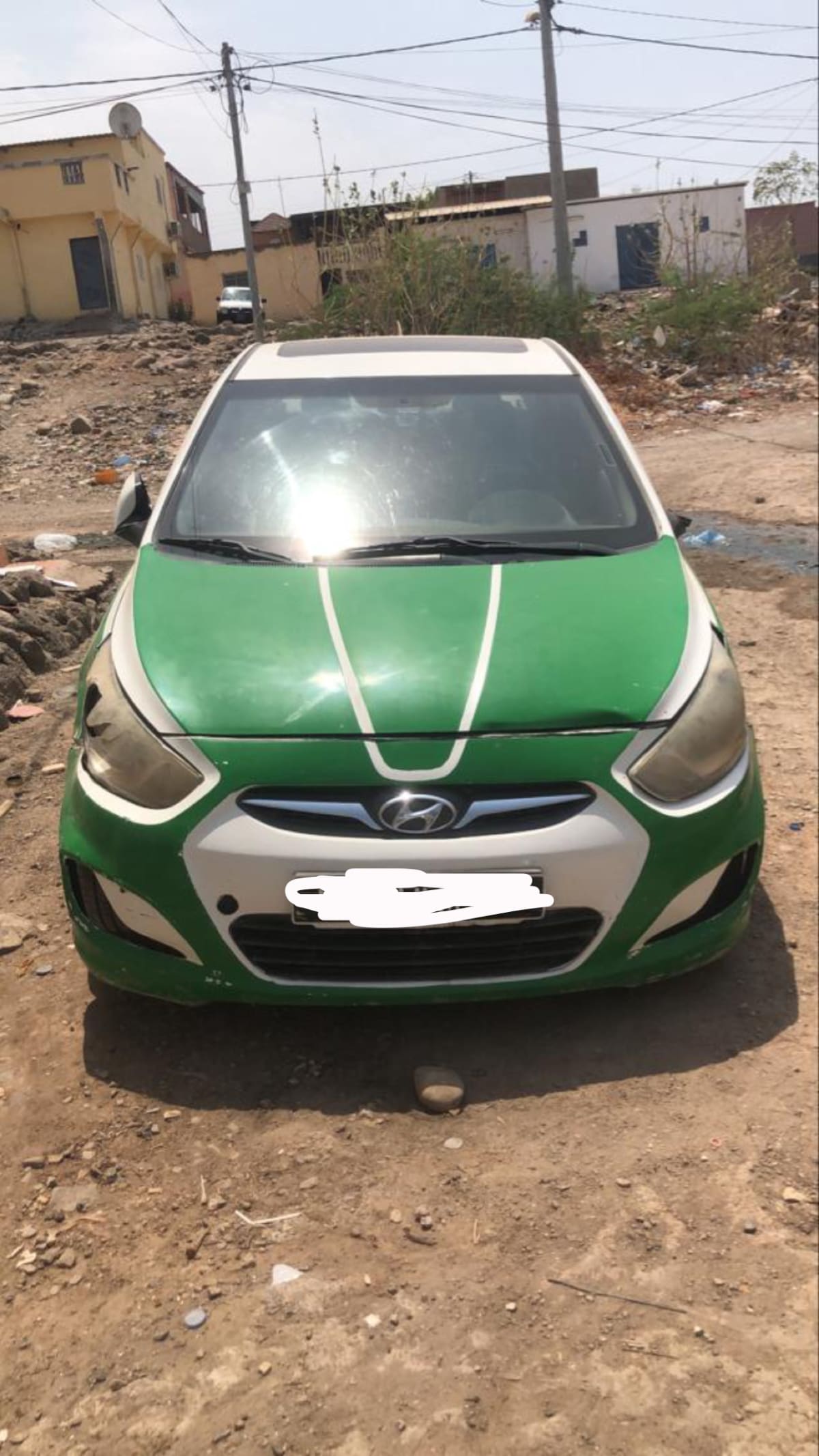 Hyundai Accent taxi bicolore vert et blanc à saisir