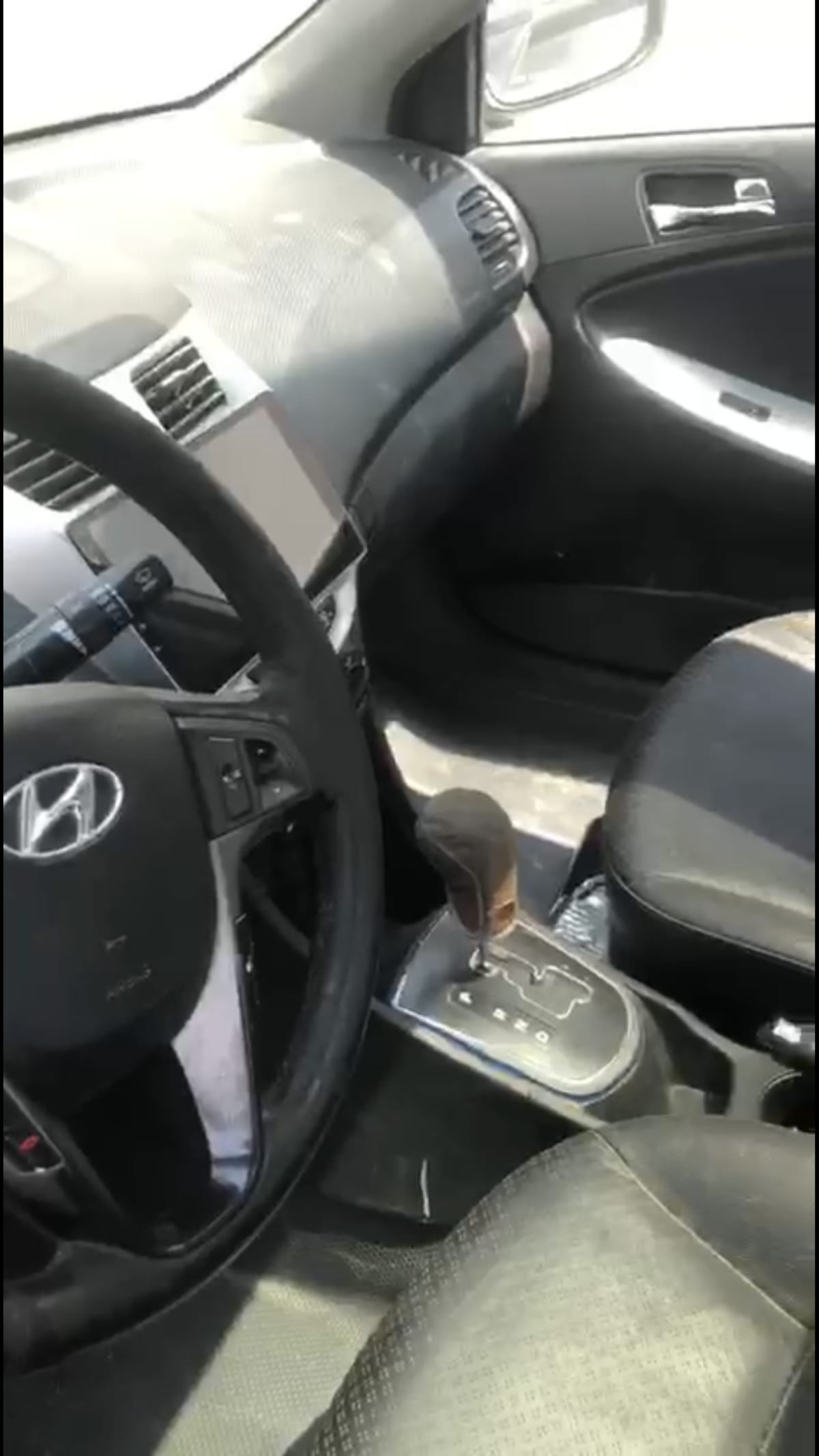 Hyundai Accent taxi bicolore vert et blanc à saisir