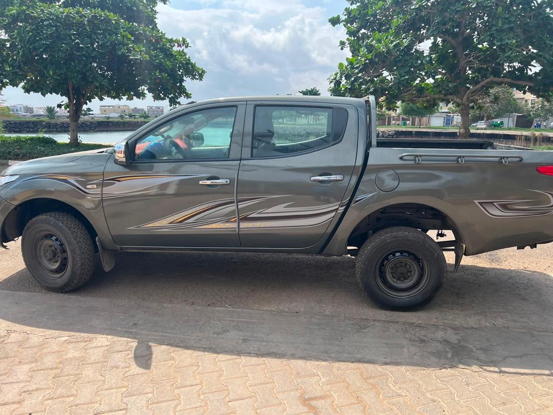 Pick-up double cabine 4x4, look sportif et robuste