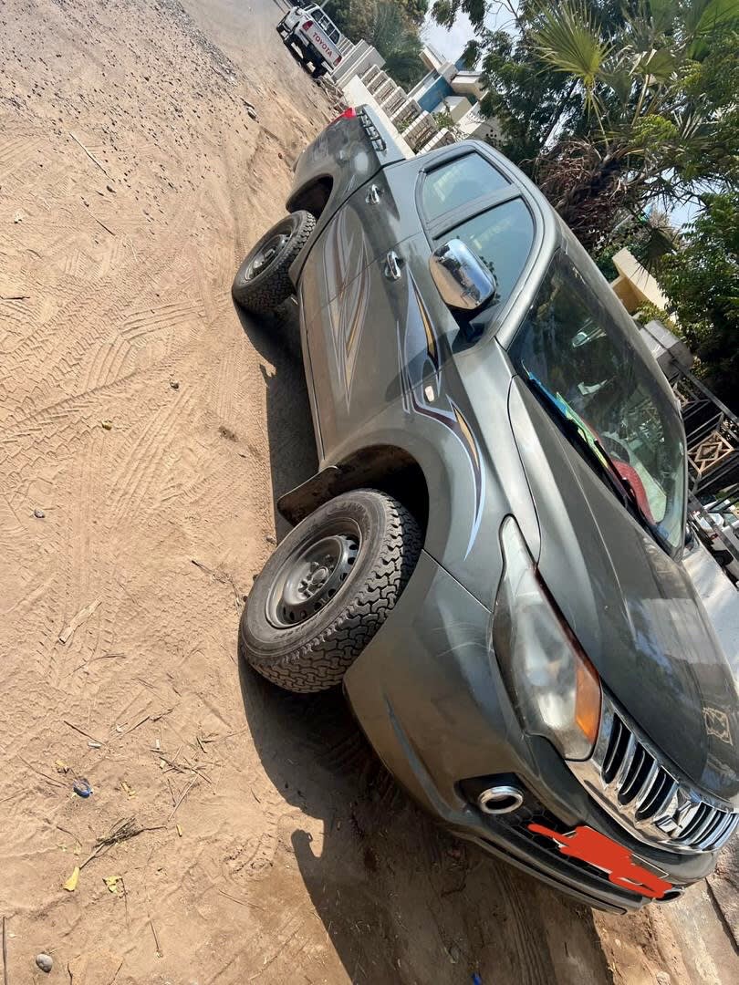 Pick-up double cabine 4x4, look sportif et robuste