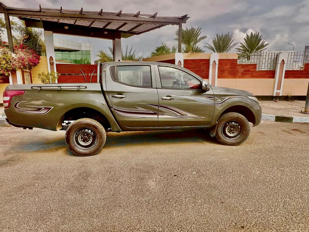 Pick-up double cabine 4x4, look sportif et robuste