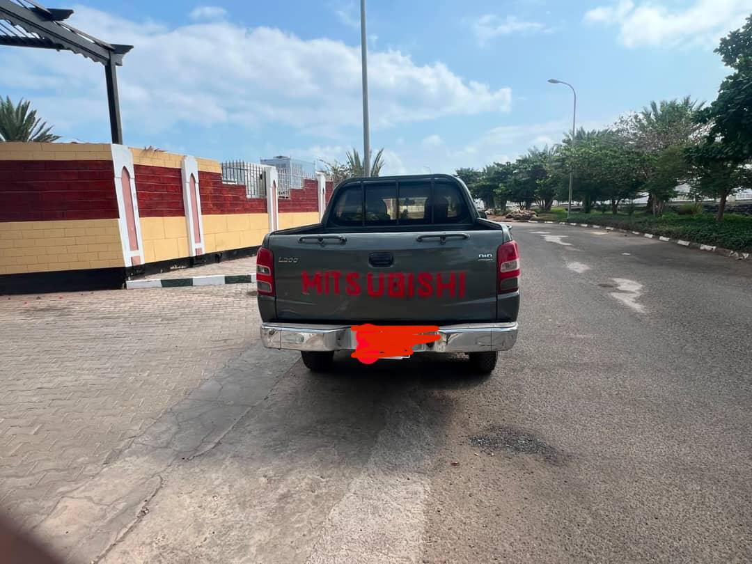 Pick-up double cabine 4x4, look sportif et robuste