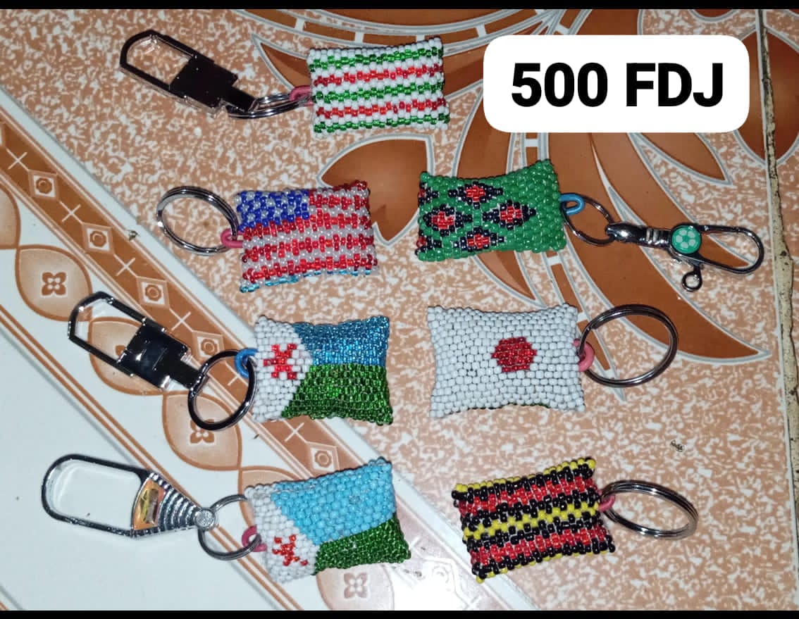 Porte-clés perlés artisanaux aux couleurs des drapeaux