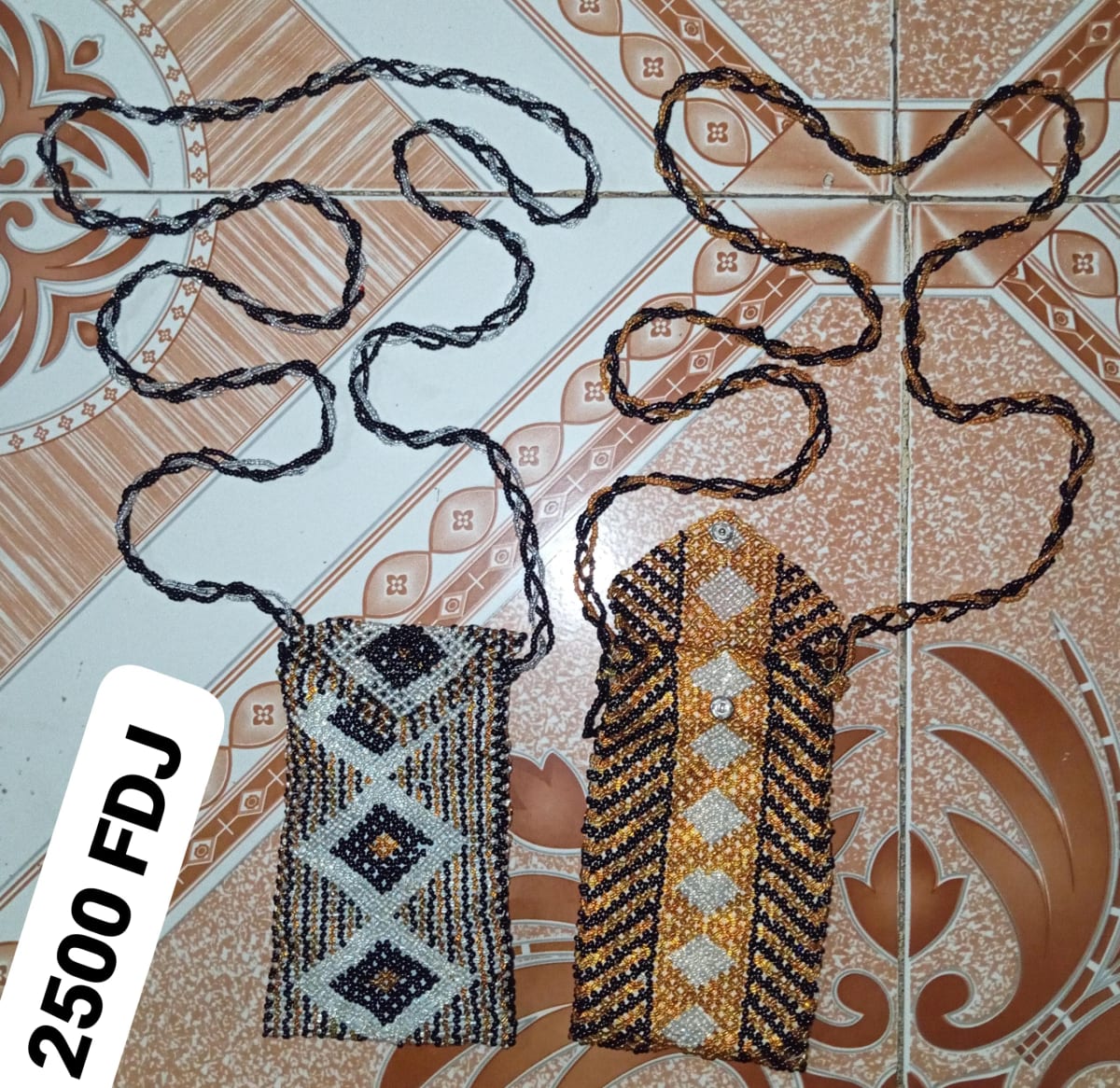 Pochette perles artisanale pour téléphone