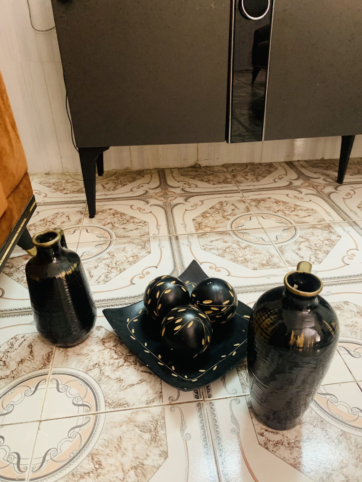 Ensemble déco vases noirs et boules décoratives dorées