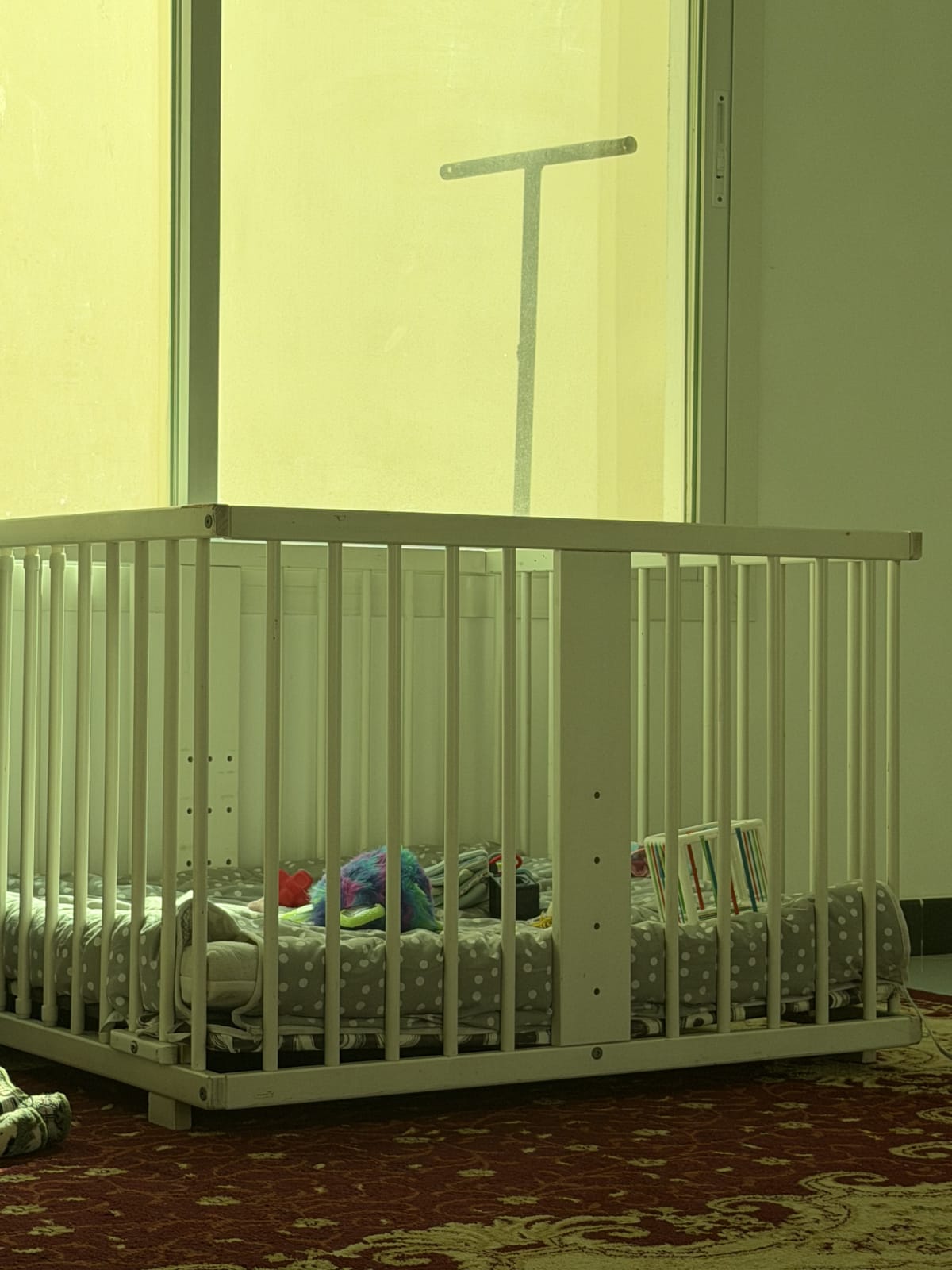Parc bébé en bois avec matelas, sécurité garantie