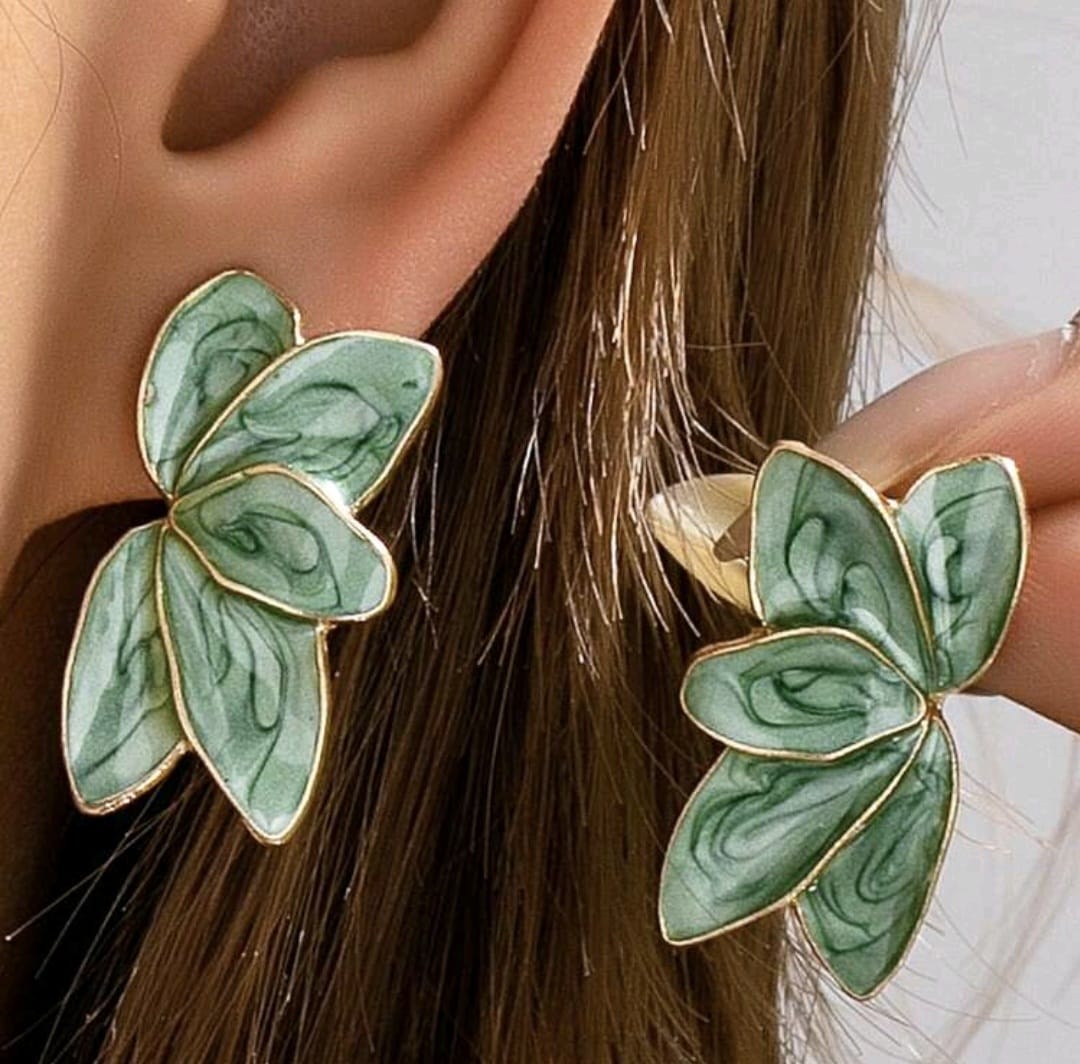 Boucles d'oreilles feuille tropicale émaillée dorée