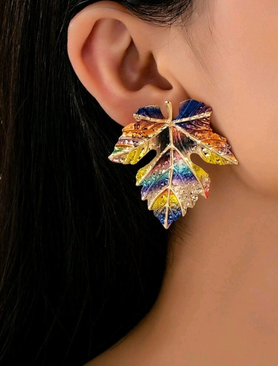 Boucles d'oreilles feuille tropicale émaillée dorée