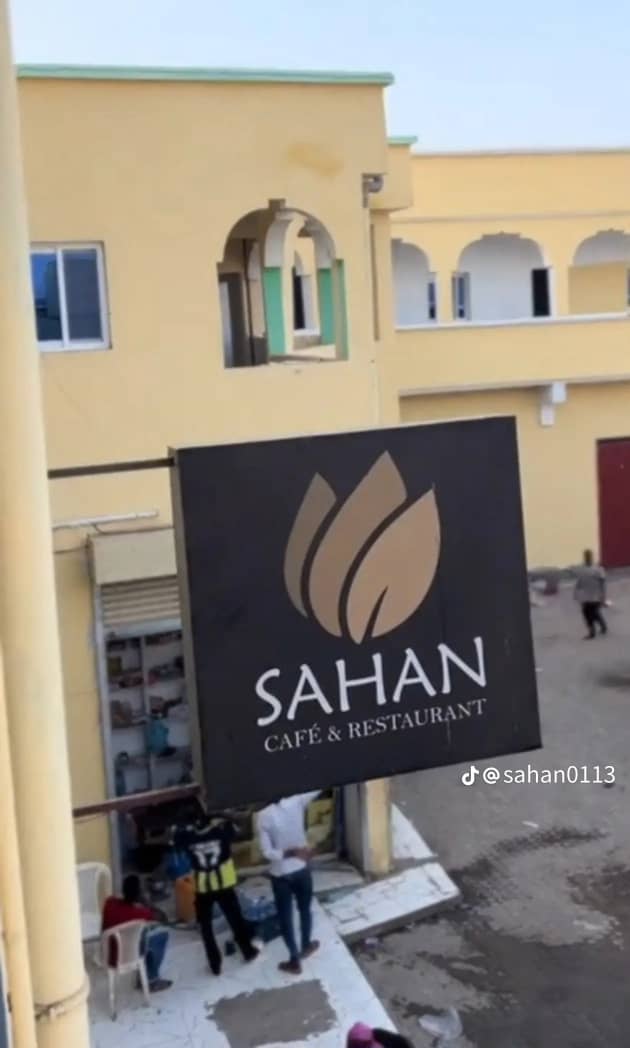 Restaurant moderne clé en main avec terrasse dans marché actif