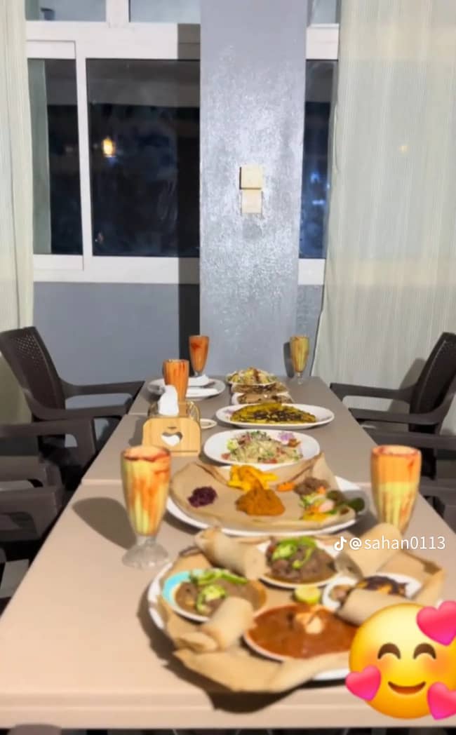 Restaurant moderne clé en main avec terrasse dans marché actif