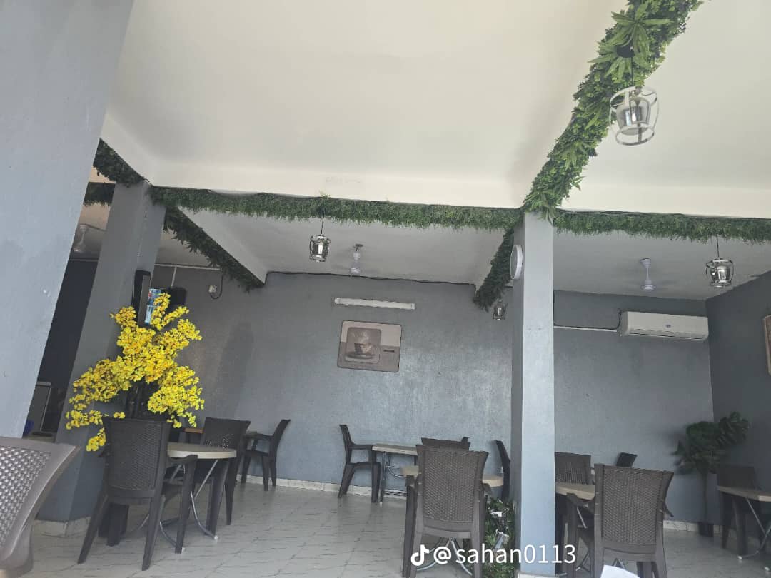Restaurant moderne clé en main avec terrasse dans marché actif