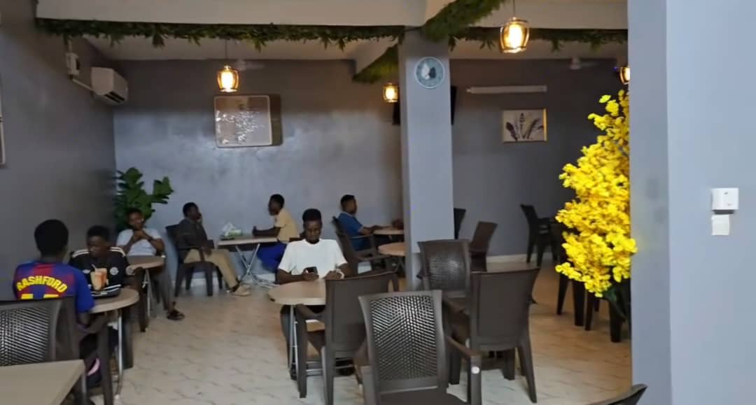 Restaurant moderne clé en main avec terrasse dans marché actif