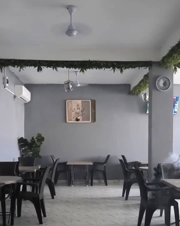Restaurant moderne clé en main avec terrasse dans marché actif