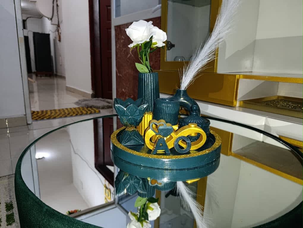 Plateau décoratif vert et or avec vase et accessoires
