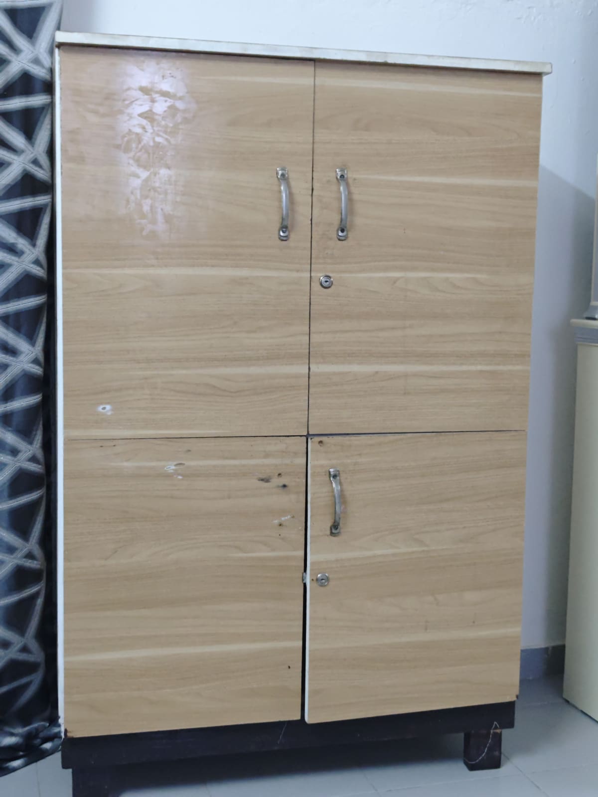 Armoire de cuisine en bois, finition soignée