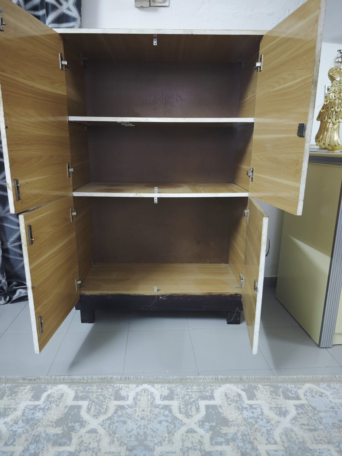 Armoire de cuisine en bois, finition soignée