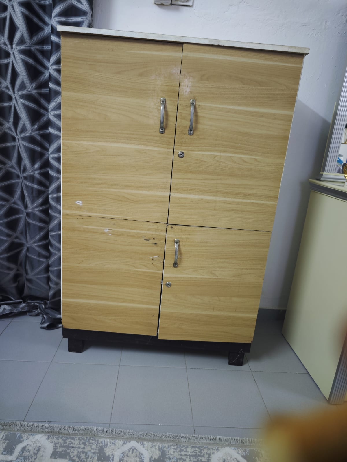Armoire de cuisine en bois, finition soignée