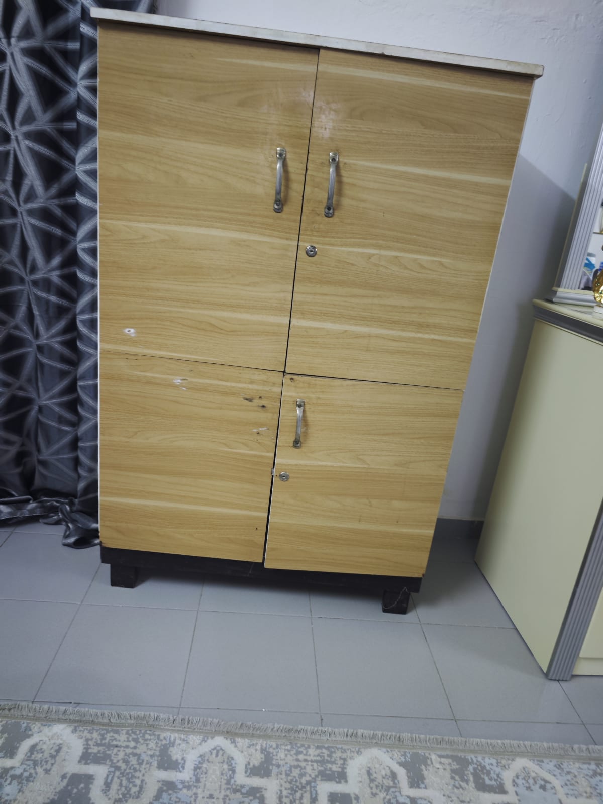 Armoire de cuisine en bois, finition soignée