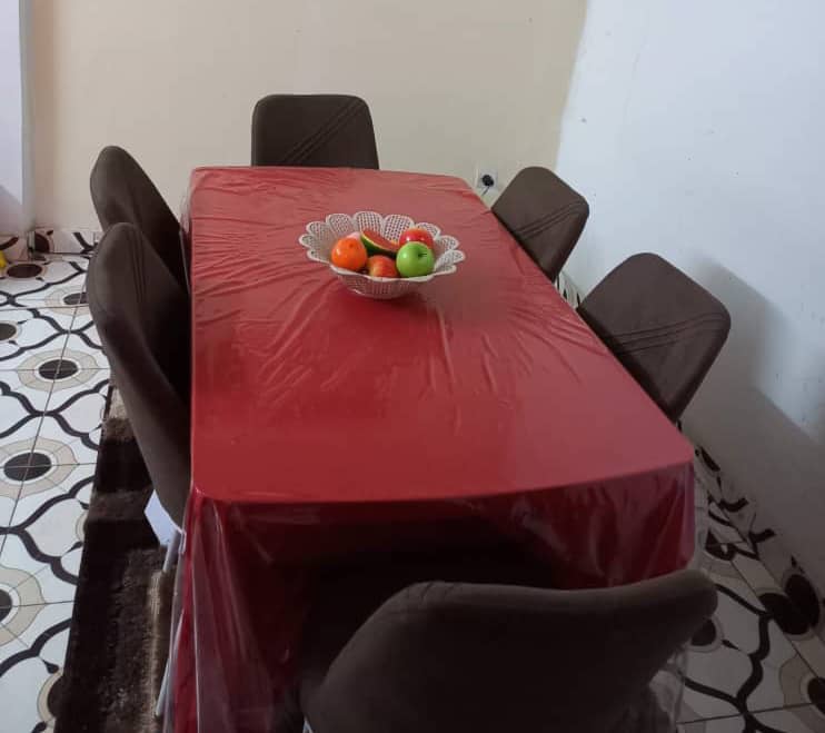 Table à manger rouge avec 6 chaises assorties
