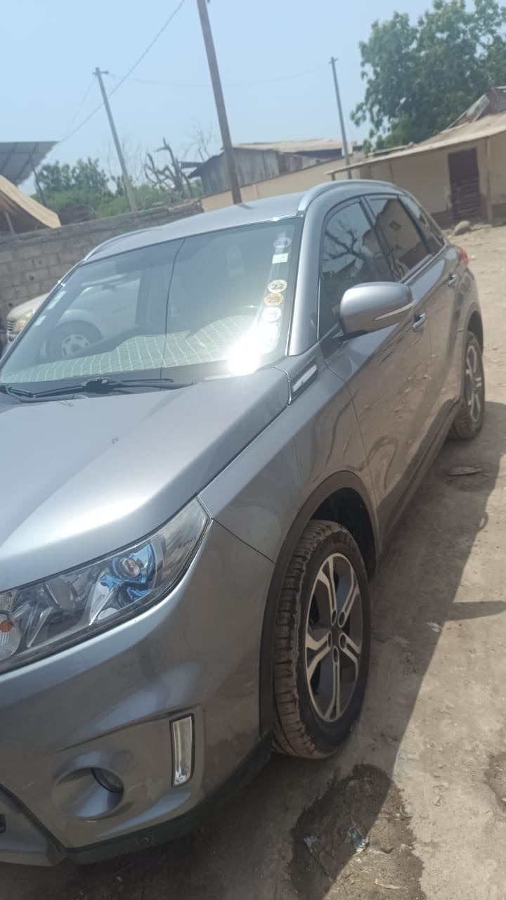 SUV Suzuki Vitara gris, excellent état
