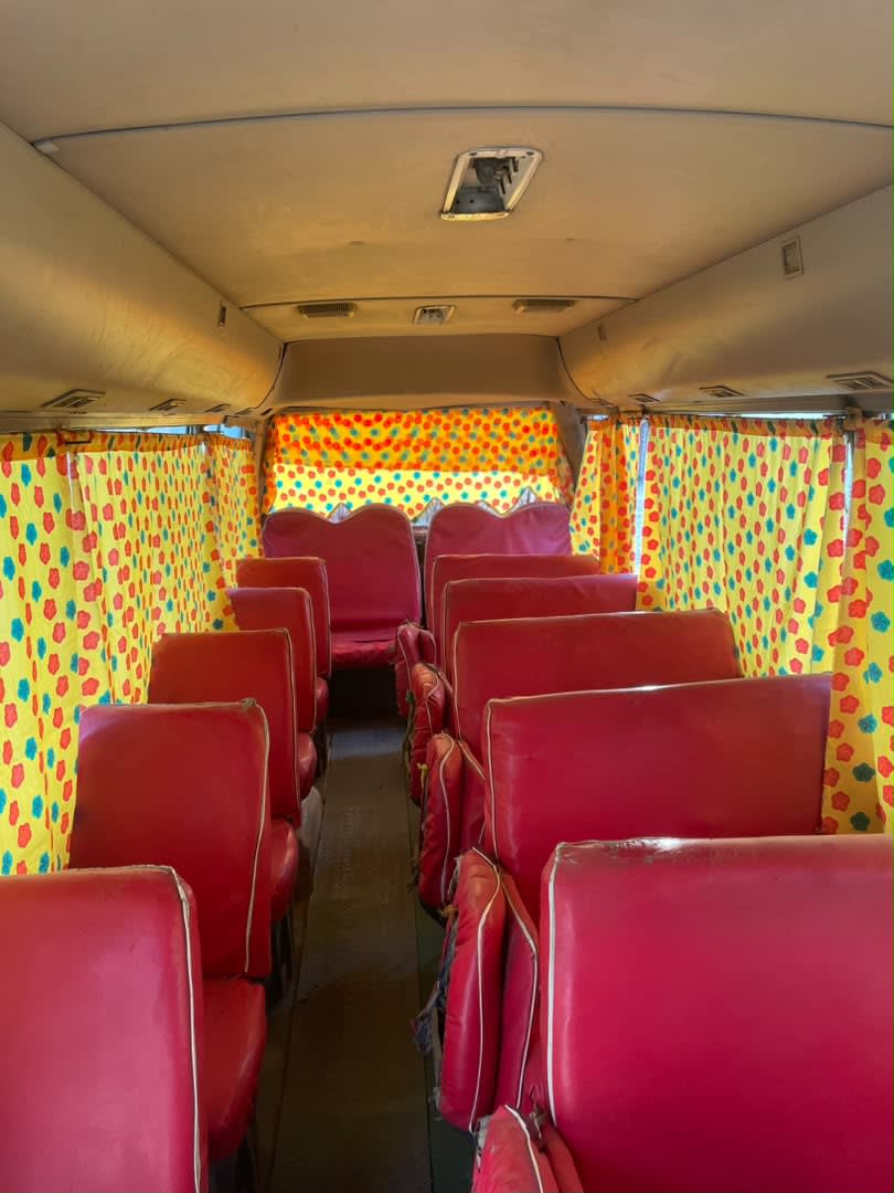 Minibus Coaster 30 places, idéal transport collectif
