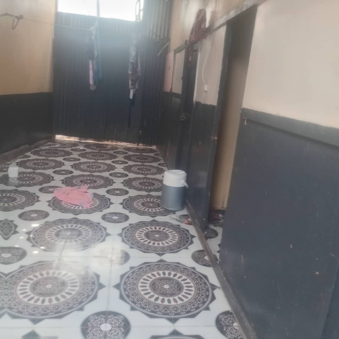 Vend d'une maison de 5 chambres et deux cusines et deux toilettes ainsi deux portes séparé 